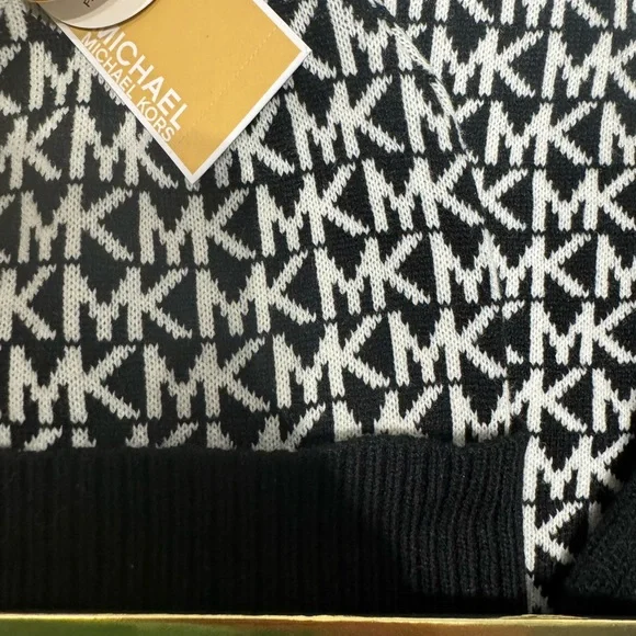 NWT Michael Kors 3 PCs Set Scraf, Hat, and Gloves - Picture 7 of 8